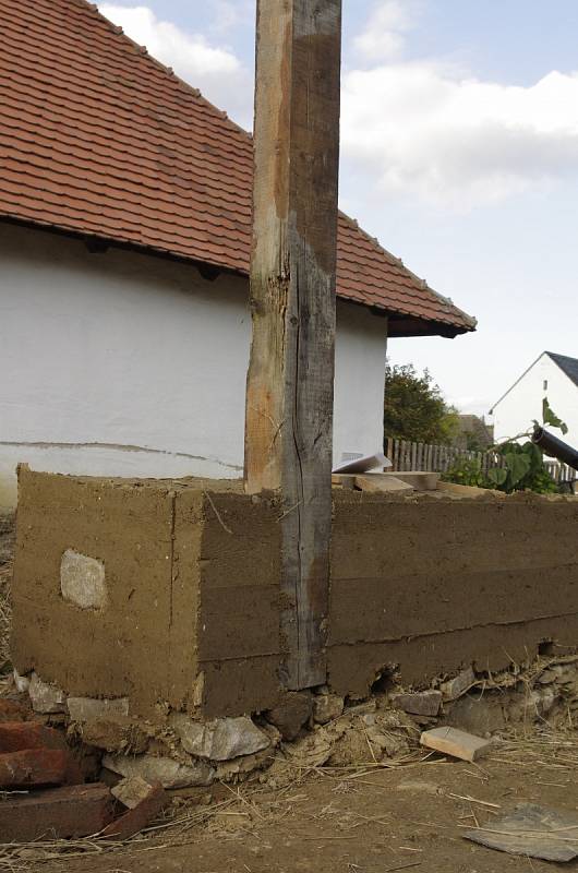 Ve strážnickém skanzenu lidé narazí na nový objekt. Jde o hospodářskou usedlost z Nové Lhoty na Horňácku. Pracovníci Národního ústavu lidové kultury přesnou kopii postavili z hlíny - podle někdejší technologie a z původního materiálu. Foto: archiv Národní