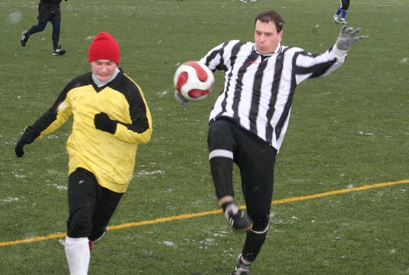 Mutěnice zimní turnaj: Vacenovice (ve žlutém) vs. Bzenec (vpravo L. Toman).