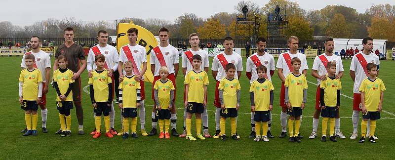 Fotbalisté Hroznové Lhoty (bíločervené dresy) v televizním duelu přehráli Vnorovy 5:1. Zápas na Zelničkách sledovalo 1500 diváků. Foto: Jaroslav Kicl