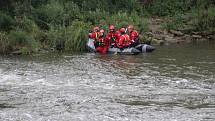 Mimořádný výcvik lezců hasičů, kdy měli za úkol pod hodonínským jezem vyzvednout tonoucího z vody.