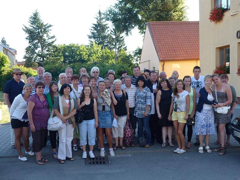 Členové Klubu česko-francouzského partnertsví se svými francouzskými přáteli. 