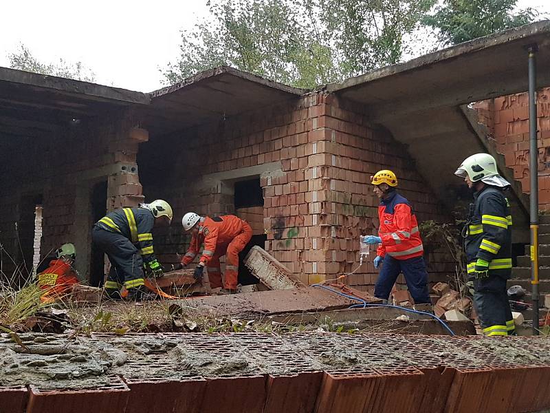 Dva chlapce zavalil desítky let rozestavěný dům, ve kterém si hráli. Na místě zasahovaly tři hasičské jednotky a dvě helikoptéry.