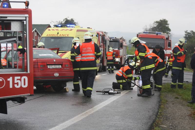 Cvičení hasičských sborů, policie a rychlé záchranné služby ve Strážovicích.