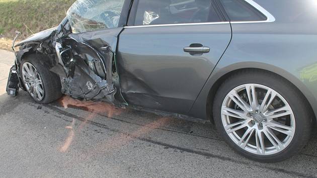 Čtvrt milionu korun je škoda po nehodě, která se stala v úterý kolem půl třetí odpoledne u Věteřova. Srazila se tam Audi S8 s nákladní tatrou s přívěsem.