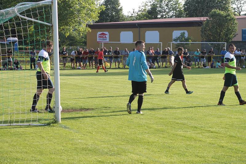 Sto let kopané v Čejči oslavili tamní fotbalisté (v zelených dresech) exhibičním utkáním proti Sigi teamu.