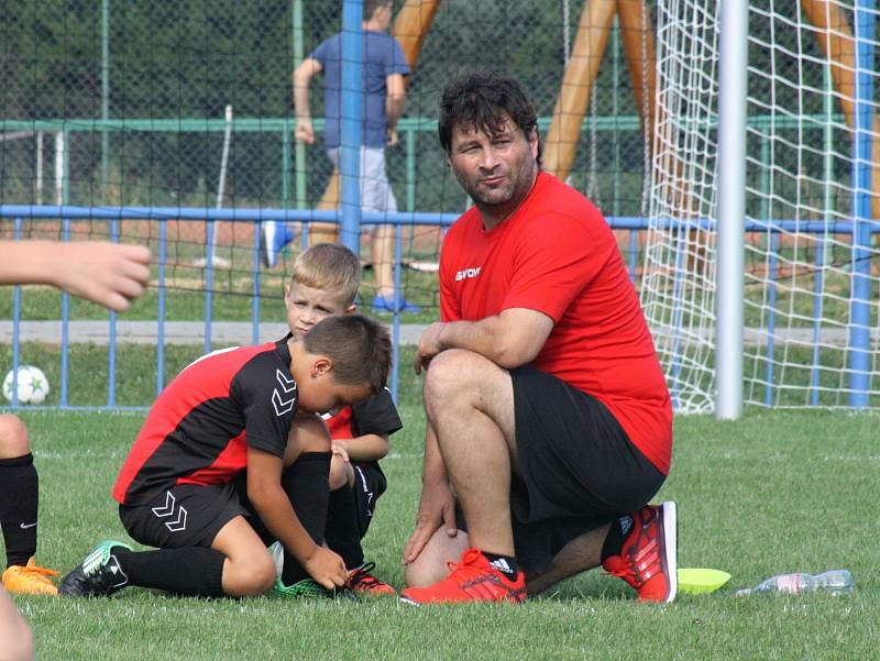 Rekonstrukce hlavního hřiště v Dolních Bojanovicích, která začala po skončení podzimní části minulé sezony a trvala až do letošního srpna, vyšla na 3,8 milionu korun. Trávník byl slavnostně pokřtěn v neděli.