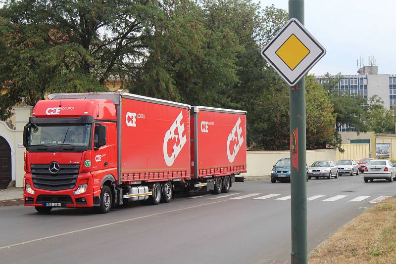 Průtah Hodonína ve směru na Slovensko čekají nákladné opravy.