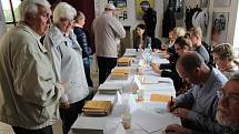 Hlasování ve sněmovních volbách krátce po otevření volebních místností na kyjovské radnici.