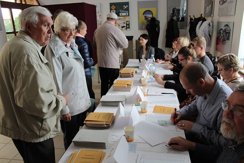 Hlasování ve sněmovních volbách krátce po otevření volebních místností na kyjovské radnici.
