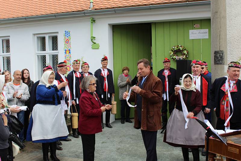 Slavnostní otevření chalupy Fanoša Mikuleckého v Mikulčicích.