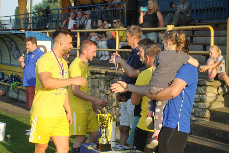 Fotbalisté rezervy Ratíškovic (v modrých dresech) porazili Lipov 1:0 a převzali pohár pro vítěze okresního přeboru.