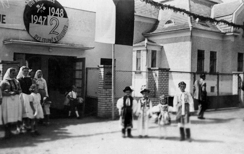 Zaměstnanci Tatry se chystají do průvodu 1. máje 1947