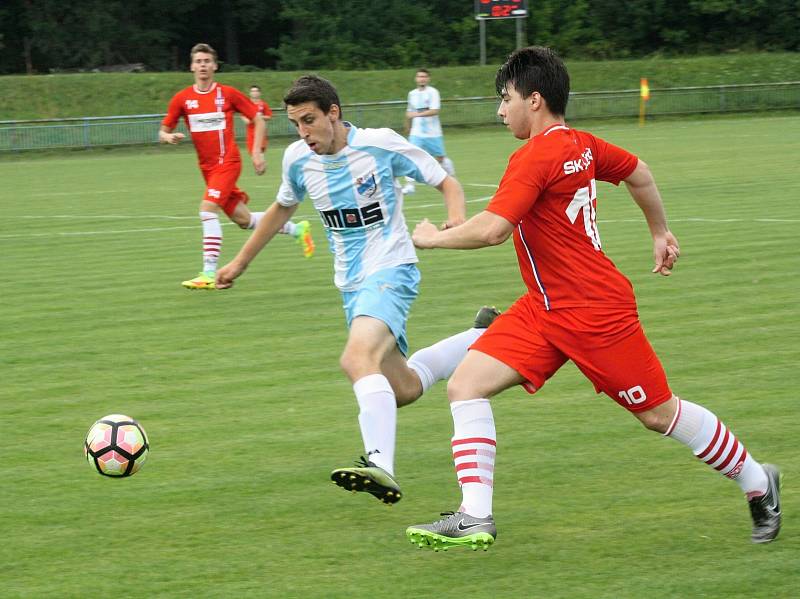 Fotbalisté FC Veselí nad Moravou ( v bílomodrých dresech) si v sobotním přípravném zápase bez problémů poradili s rezervou třetiligové Líšně 4:1.