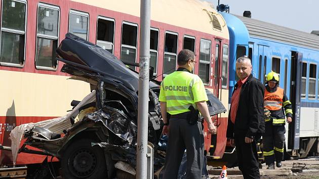 V Kyjově na železničním přejezdu u místních Šroubáren došlo ve středu dopravní nehodě. Řidič srážku s vlakem nepřežil
