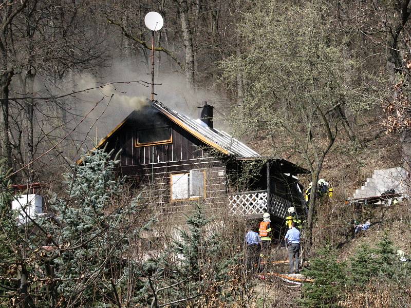 V rekreační oblasti Lučina u Tvarožné Lhoty hořela ve čtvrtek odpoledne dřevěná chata.