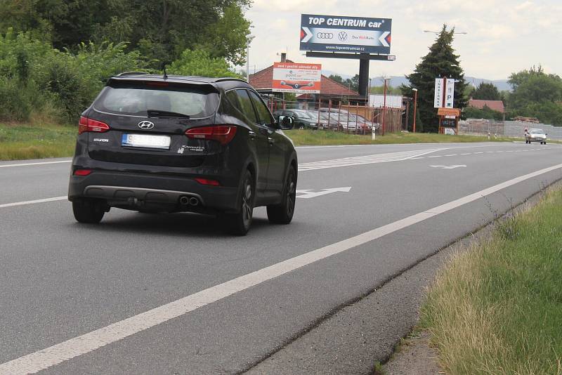 Silnice I/55 oddělující rohateckou Kolonii od samotné obce. Cyklistům a pěším má v budoucnu pomoci k překonání frekventované státní silnice podchod.