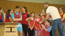 Odměnu za svou aktivitu v projektu Sazka Olympijský víceboj získala základní škola ve Velké nad Veličkou. Žáci si mohli zkusit trénink s olympioniky.