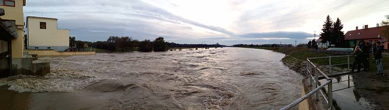 Zvýšenou hladinu řeky Moravy si k hodonínskému jezu přicházejí prohlédnout zástupy obyvatel.