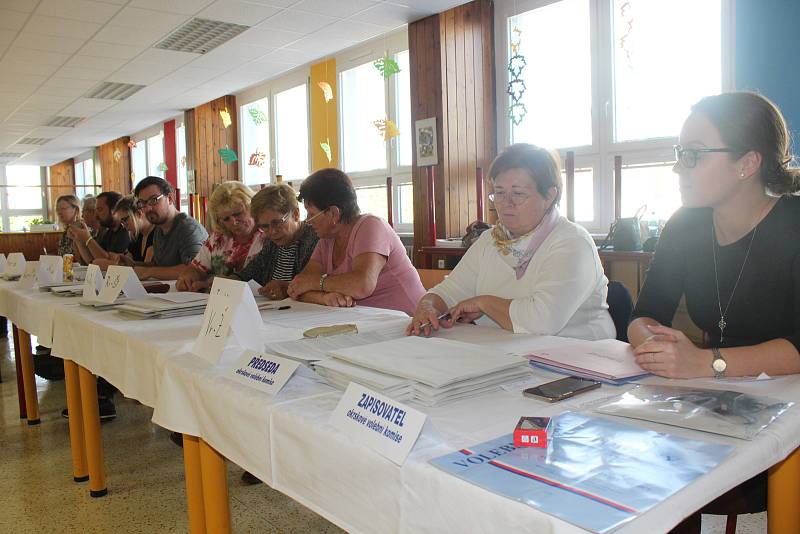 Komunální volby hodonínských volebních okrescích v místnostech Základní školy Očovská.