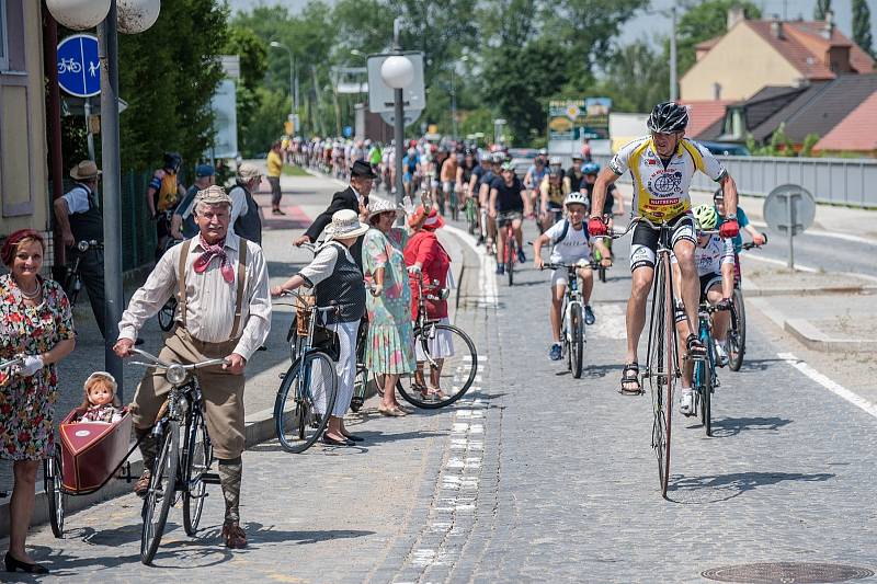 Charitativní cyklotour Josefa Zimovčáka dorazila včera na jih Moravy. K pelotonu se přidalo až na 140 lidí. V pátek pokračuje tour Hodonínskem na Břeclavsko a Vyškovsko, v sobotu zakončí jízdu ve Znojmě, kde vydraží zvony.