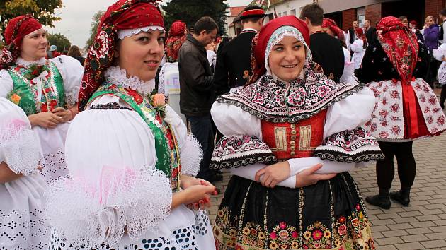 Tradiční hody ve Vracově si ani letos nenechají ujít stovky krojovaných.