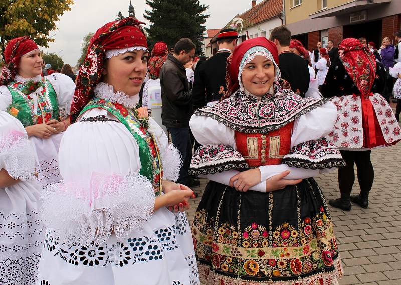 Tradiční hody ve Vracově začaly novým českým rekordem. V průvodu prošlo 566 účastníků oblečených v místních krojích.