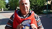 Velké pocty se před pěti lety na mistrovství světa v Pardubicích dostalo Milanu Kučerovi, který od předsedy svazu obdržel originální reprezentační dres a medaili za dlouholetou činnost a významný přínos pro hokejbal.