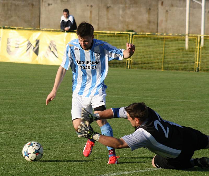 Fotbalisté Šardic (v bílomodrých dresech) ovládli okresní pohár FAČR. Ve finále, které ve středu hostil stadion v Mutěnicích, deklasovali Kostelec 8:0.