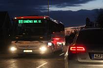 Provoz řízený semafory na opravované krajské silnici mezi Hodonínem a Rohatcem ve čtvrtek večer.