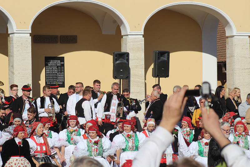 Vracovské hody. Sobotní krojovaný průvod a povolení hodů.