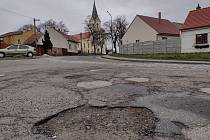 Stav silnice v Komenského ulici v Dubňanech, stav v závěru března 2023.