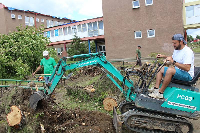 Následky tornáda a odklízení týden po té v Základní škole U Červených domků v Hodoníně.