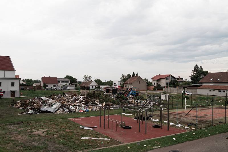 Mnohým lidem v postižených oblastech zbyly z domovů jen trosky.