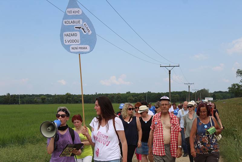 Protestní pochod za lidi pro vodu! Účastníci se postavili proti plánované těžbě štěrkopísku v blízkosti prameniště pitné vody.