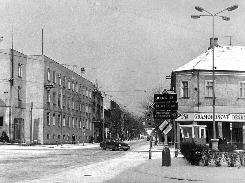 Významné místo, kde dnes na „hlavní křižovatce“  v Hodoníně stojí budova městského (kdysi okresního) úřadu, zaujímala i budova, která tam stávala dříve a v níž bylo okresní hejtmanství. 