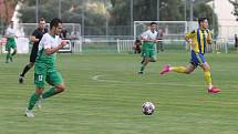 Fotbalisté Bzence (v zelených dresech) podlehli Baťovu 1:2.