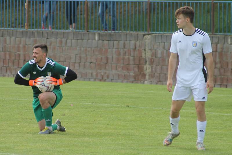 Hodonínští fotbalisté (v červenočerných dresech) porazili Břeclav 2:1.