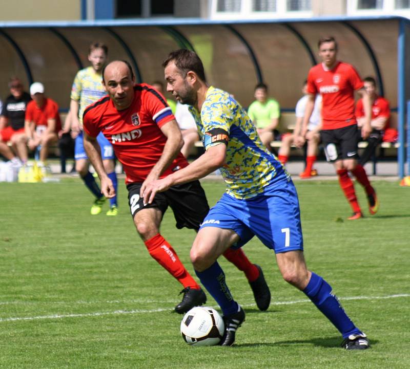 Fotbalisté Hodonína (v červených dresech) bez problémů zvítězili v nedaleké Břeclavi 3:1 a dál zůstávají v čele divize D. Další venkovní triumf hostům zařídil špílmachr Tomáš Polách.