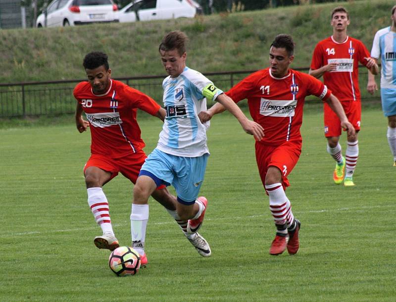 Fotbalisté FC Veselí nad Moravou ( v bílomodrých dresech) si v sobotním přípravném zápase bez problémů poradili s rezervou třetiligové Líšně 4:1.