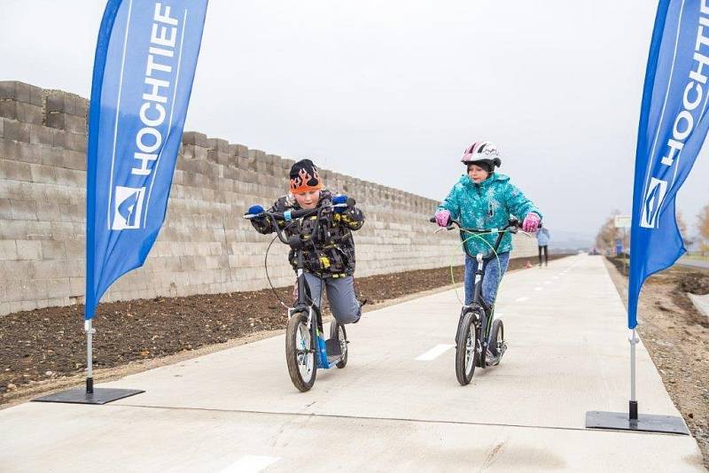 Kolem sto padesáti cyklistů se sešlo v sobotním mrazivém počasí, aby se poprvé projelo na nové cyklostezce z Veselí do Blatnice pod Svatým Antonínkem.