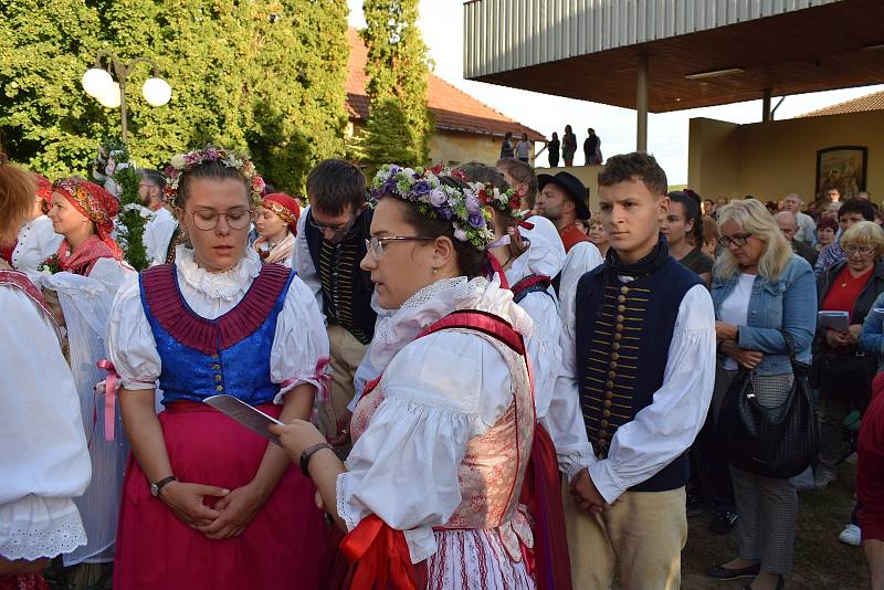 Zlatá sobota je vyvrcholením poutního roku. Do Žarošic se sjíždí věřící z blízka i daleka.