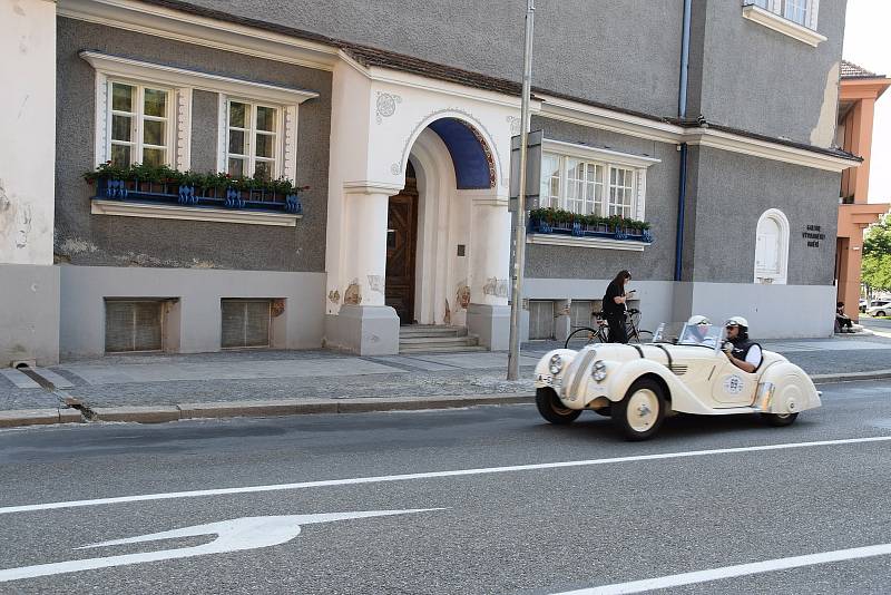 Závod 1000 mil československých odstartoval ve čtvrtek 12.8. v Praze.  Historické automobily projely i Hodonínem.