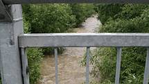 Několikadenní déšť na Hodonínsku podmáčel pole. Na silnicích jsou místy ještě stále laguny a slabé potůčky vody. Hladina řeky Veličky je zvýšená. Na fotce je řeka za Strážnicí.