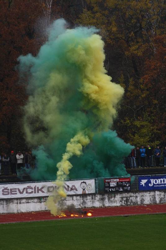 Fanoušci Mutěnic vhodili při derby v sousedním Hodoníně na novou tartanovou dráhu světlici. 