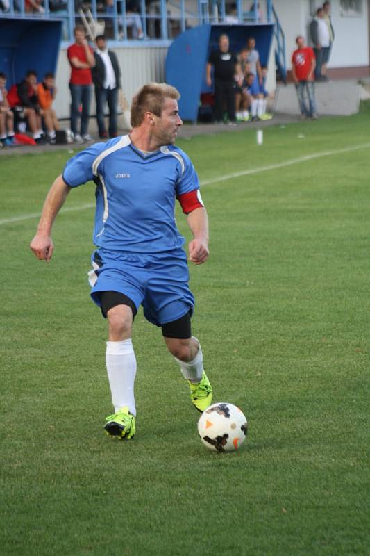 Derby fotbalistů Dolních Bojanovic (v bílém) se Starým Poddvorovem skončilo remízou 1:1. Mladý ratíškovický rozhodčí Adam Kordula navíc v závěru vyloučil dva hráče.