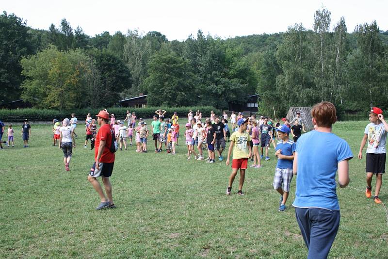 Téměř stovka dětí se sjela na tábor do Mlýnků u Radějova. Mají dva týdny na to, aby doputovaly až k pokladu.