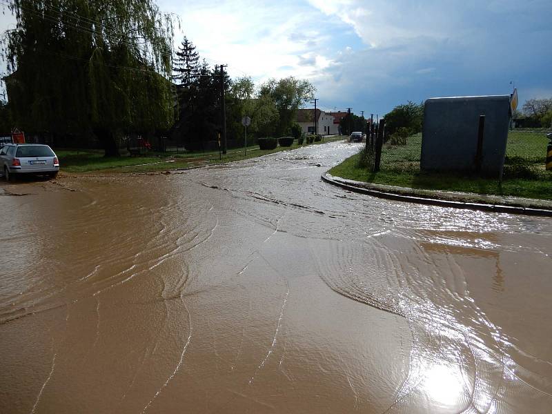 Lokální bouře doprovázená kroupami zasáhla Strážnici na Hodonínsku. Voda zatopila některé ulice i sklepy domů.