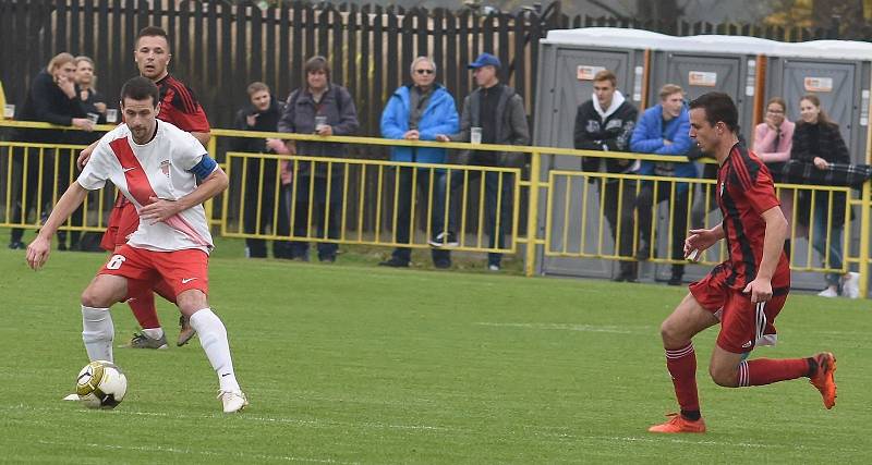 Fotbalisté Hroznové Lhoty (bíločervené dresy) v televizním duelu přehráli Vnorovy 5:1. Zápas na Zelničkách sledovalo 1500 diváků. Foto: Jaroslav Kicl