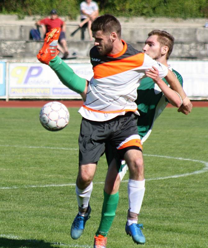 Fotbalisté Kyjova (v bílých dresech) proti Dubňanům