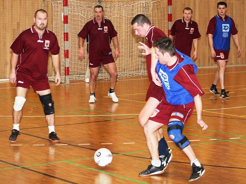 Domácí strážníci vyhráli druhý ročník halového turnaje v kopané pořádaný jako Memoriál Zdeňka Jüstela.